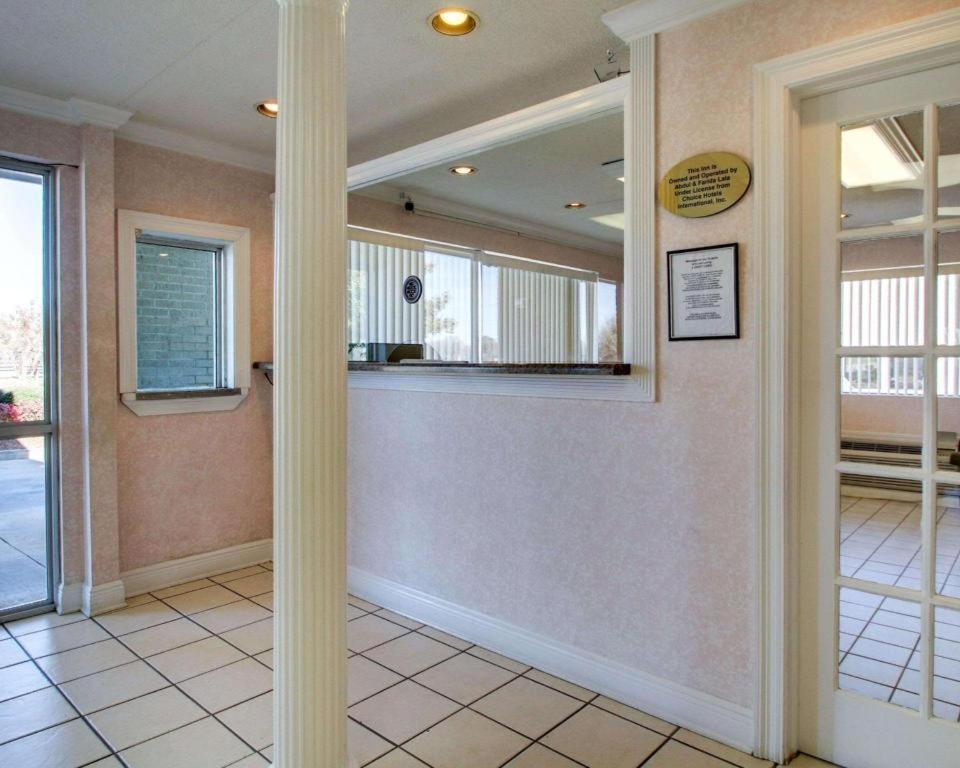Econo Lodge Меридиан Екстериор снимка