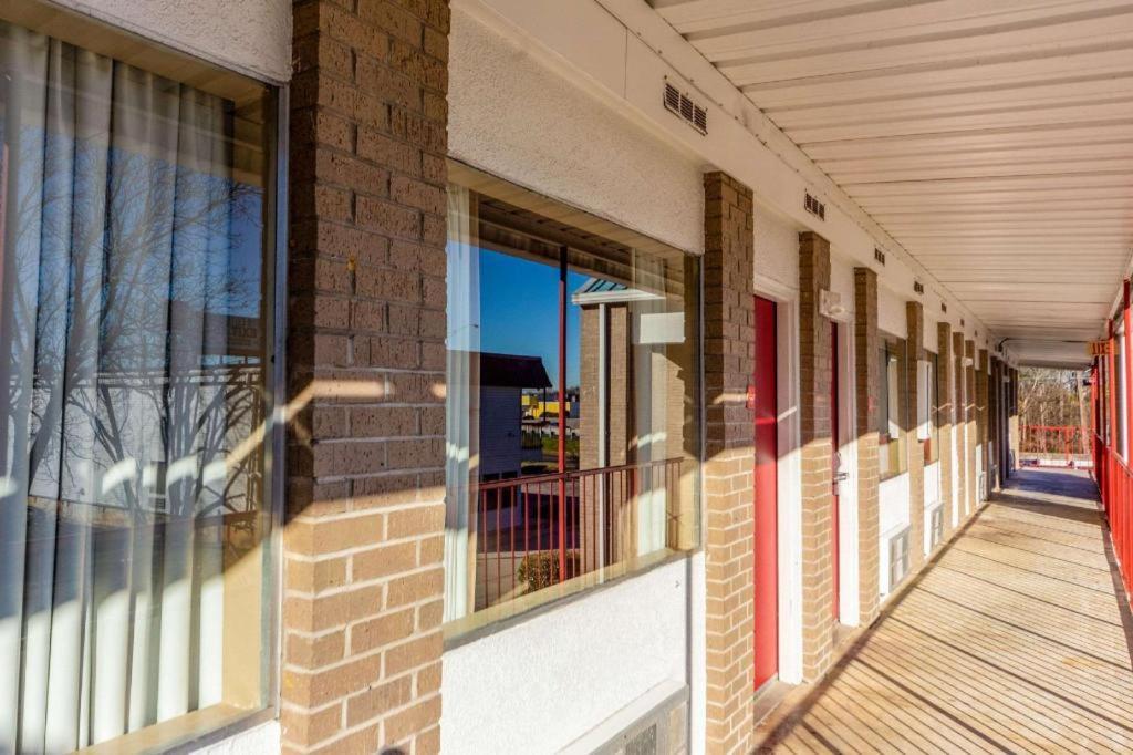 Econo Lodge Меридиан Екстериор снимка