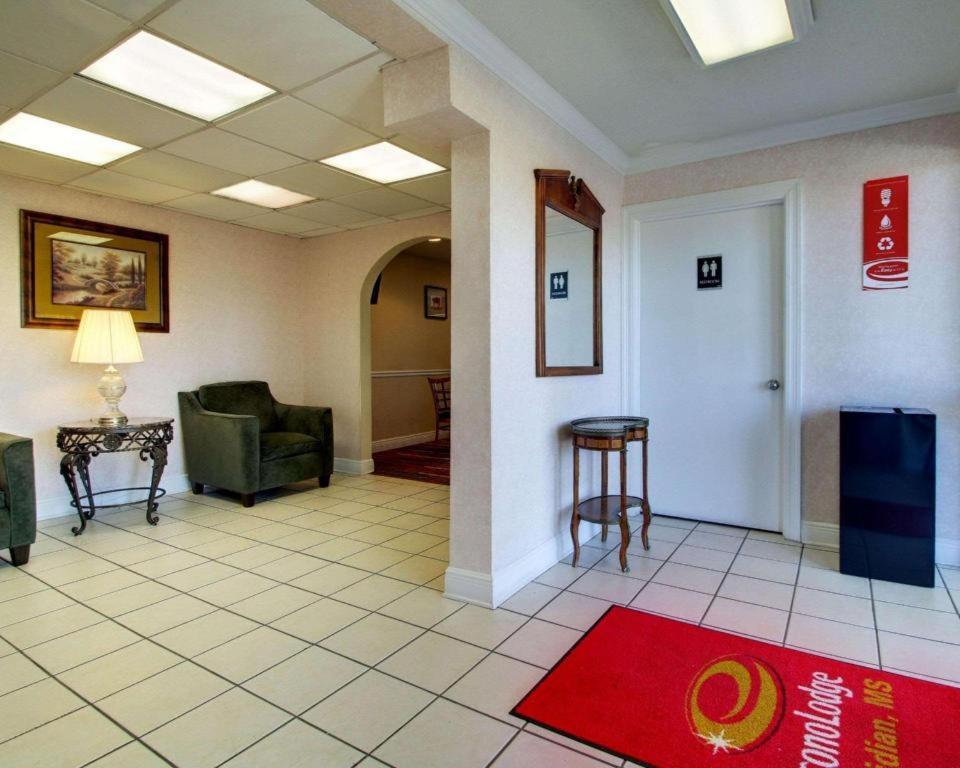 Econo Lodge Меридиан Екстериор снимка