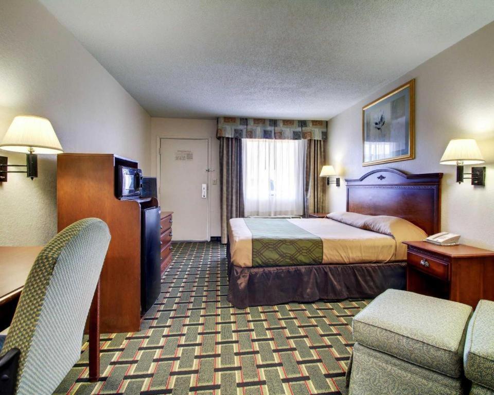 Econo Lodge Меридиан Екстериор снимка