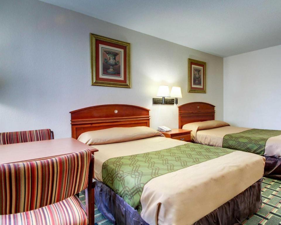 Econo Lodge Меридиан Екстериор снимка