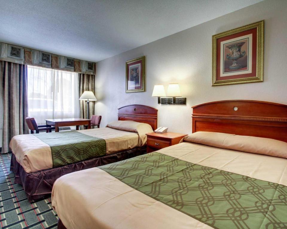 Econo Lodge Меридиан Екстериор снимка