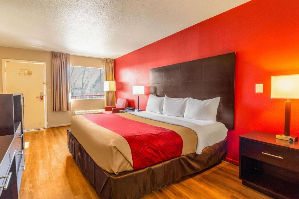 Econo Lodge Меридиан Екстериор снимка
