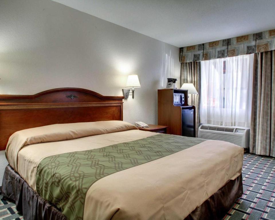 Econo Lodge Меридиан Екстериор снимка