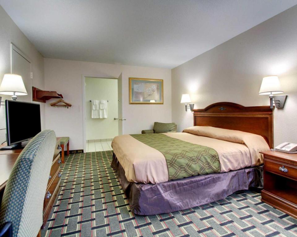Econo Lodge Меридиан Екстериор снимка