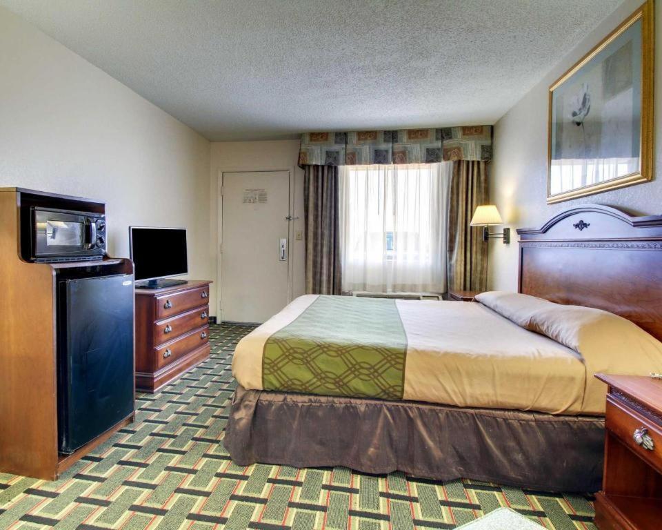 Econo Lodge Меридиан Екстериор снимка