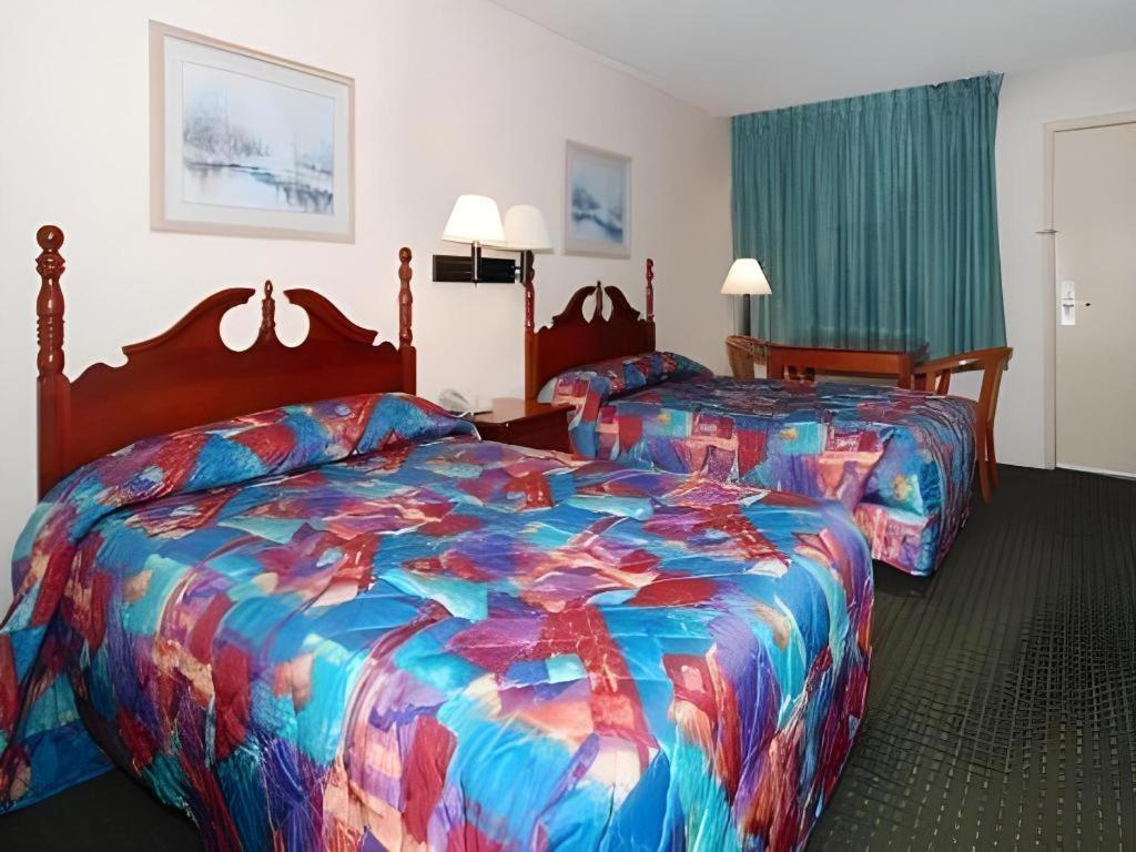Econo Lodge Меридиан Екстериор снимка