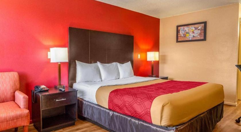 Econo Lodge Меридиан Екстериор снимка