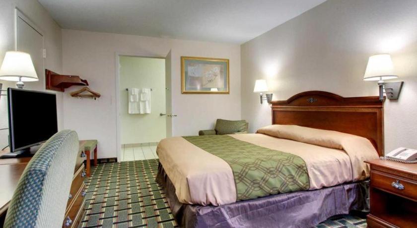 Econo Lodge Меридиан Екстериор снимка