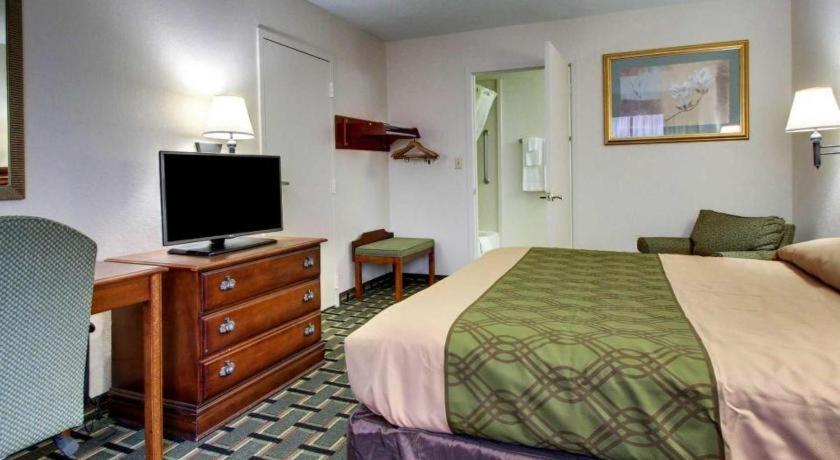 Econo Lodge Меридиан Екстериор снимка