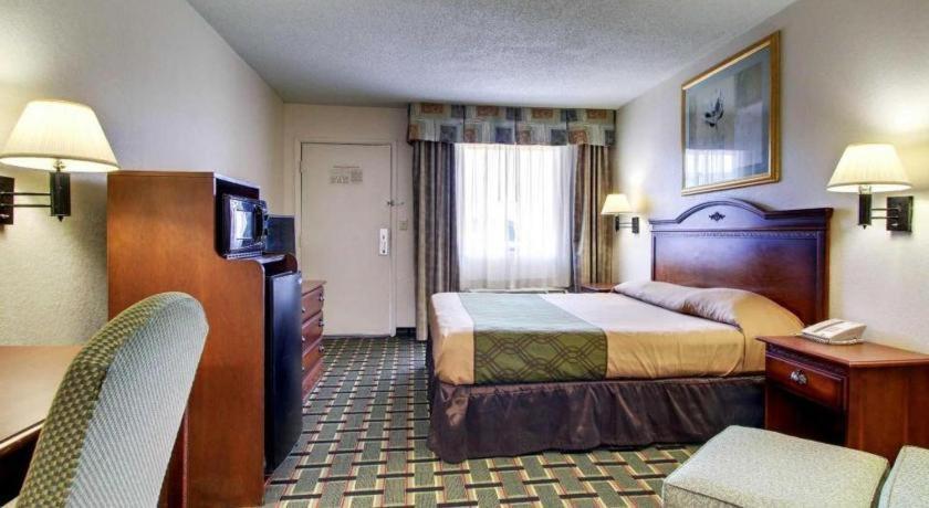 Econo Lodge Меридиан Екстериор снимка