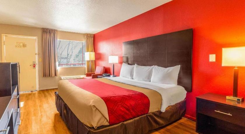 Econo Lodge Меридиан Екстериор снимка
