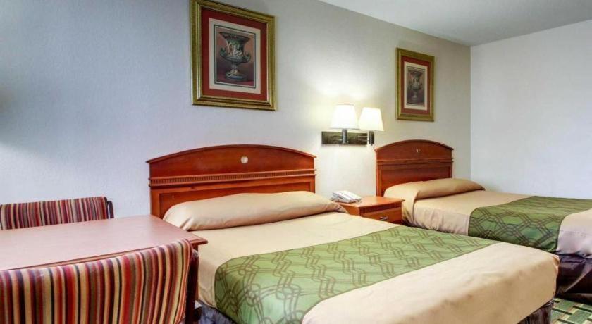Econo Lodge Меридиан Екстериор снимка